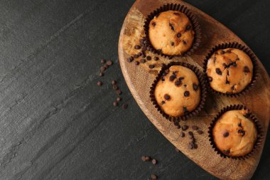 Siyah masa üzerinde çikolata parçacıklı nefis kek, üst manzara. Metin için boşluk