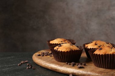 Siyah masa üzerinde çikolata parçacıklı lezzetli kek, yakın plan. Metin için boşluk