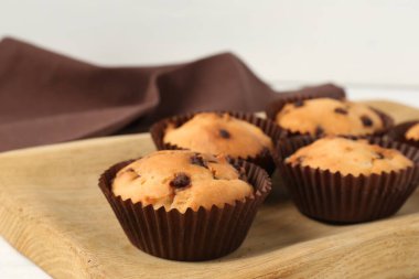 Masada çikolata parçacıklı lezzetli kek, yakın plan.