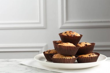 Beyaz mermer masa üzerinde çikolata parçalı lezzetli kek, metin için yer var.