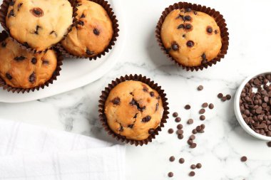 Beyaz mermer masa üzerinde çikolata parçalı lezzetli kek, düz yatıyordu.