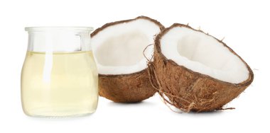 Cam kavanozda pişirme yağı ve beyazda izole edilmiş hindistan cevizi parçaları.