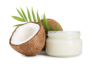 Hindistan cevizleri, pişirme yağı ve yeşil dal beyaza izole edilmiş.