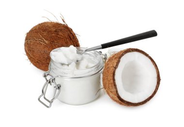 Hindistan cevizleri, pişirme yağı ve kaşık beyaza izole edilmiş.