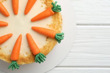 Beyaz ahşap masada nefis ev yapımı havuçlu kek, üst manzara. Metin için boşluk