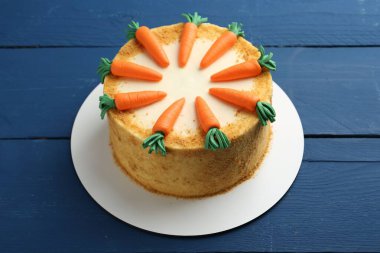 Lezzetli ev yapımı havuçlu kek mavi ahşap masada.