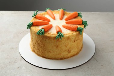 Açık gri masada nefis ev yapımı havuçlu kek.