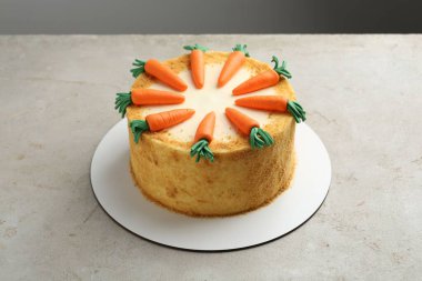 Açık gri masada nefis ev yapımı havuçlu kek.