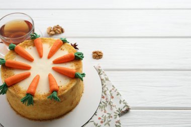 Beyaz ahşap masada servis edilen nefis ev yapımı havuçlu kek.