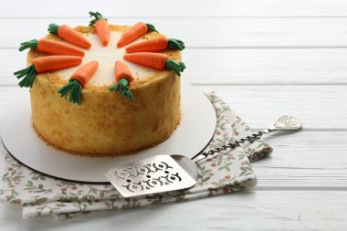 Lezzetli ev yapımı havuçlu kek ve beyaz ahşap masada servis.