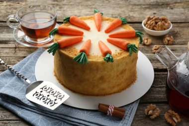 Tahta masada servis edilen nefis ev yapımı havuçlu kek.