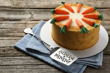 Lezzetli ev yapımı havuçlu kek ve ahşap masada sunucu. Metin için boşluk