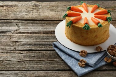 Tahta masada nefis ev yapımı havuçlu kek ve ceviz, mesaj için yer var.