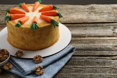 Tahta masada nefis ev yapımı havuçlu kek ve ceviz, mesaj için yer var.