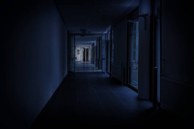 Geceleri hastanede karanlık, boş bir koridor.
