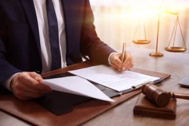 Ofiste çalışan noter, yakın plan.