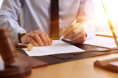 Ofiste çalışan noter, yakın plan.