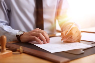 Ofiste çalışan noter, yakın plan.