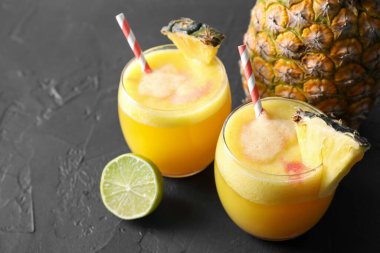 Siyah masada servis edilen kadehlerle nefis ananas kokteyli.