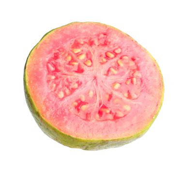 Taze guava meyvelerinin yarısı beyaza izole edilmiş.