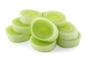 Kırpılmış pırasa parçaları beyazda izole edilmiş.