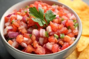 Masada nefis salsa sosu, yakın plan.