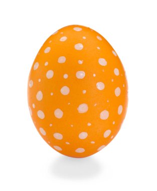 Mutlu Paskalyalar. Parlak boyalı yumurta beyaza izole edilmiş.