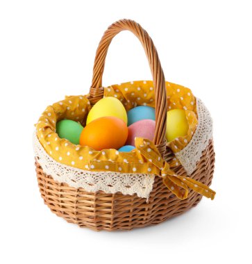 Mutlu Paskalyalar. Hasır sepetteki parlak boyalı yumurtalar beyaza izole edilmiş.