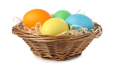 Birçok süslü Paskalya yumurtası beyaz sepetin içinde izole edilmiş.