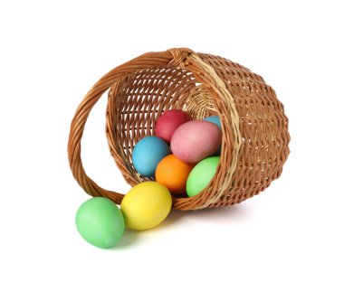 Birçok süslü Paskalya yumurtası beyaz sepetin içinde izole edilmiş.
