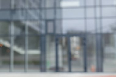 Birçok penceresi olan modern binanın bulanık görüntüsü