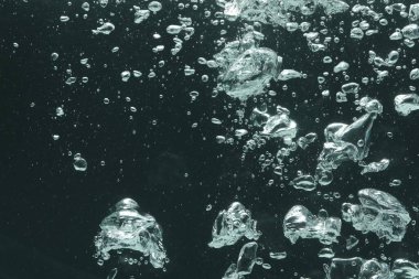 Koyu arkaplanda birçok su kabarcığı, yakın plan