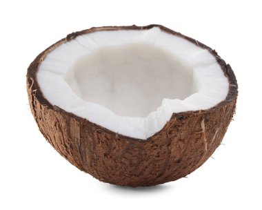 Çatlak hindistan cevizinin yarısı beyaza izole edilmiş.