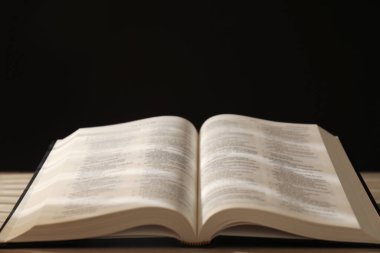 Masada İngilizce İncil 'i aç, yakın plan.