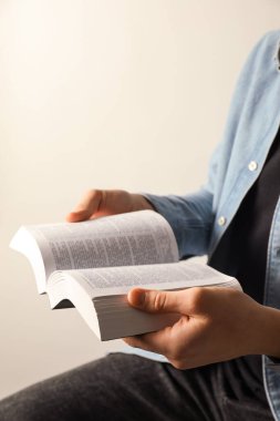İngilizce İncil okuyan adam arka planda, yakın planda.