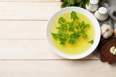 Tahta masa üzerinde ekmek ve malzemelerle dolu kasede leziz tavuk buğulama. Metin için boşluk