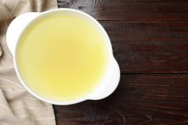 Tahta masadaki kasede leziz tavuk buğlonu, üst manzara. Metin için boşluk