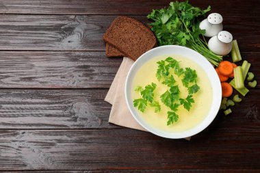 Tahta masa üzerinde ekmek ve malzemelerle dolu kasede leziz tavuk buğulama. Metin için boşluk