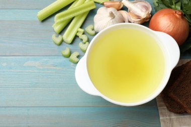 Açık mavi ahşap masada servis edilen leziz tavuk buketi. Metin için boşluk