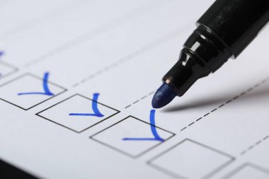 Kağıtlar işaretli ve mavi işaretli, yakın plan