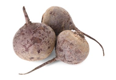 Birçok taze pancar kökü beyaza izole edilmiş, manzaranın üstünde.