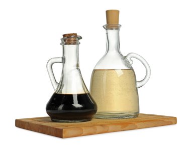 Beyaz şarap şişelerinde farklı sirke.