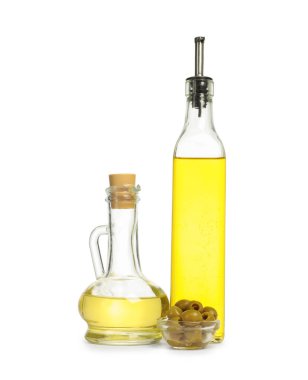 Salata sosları ve beyaz zeytinler.