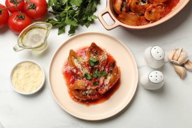 Ricotta peynirli enfes koni makarna, domates sosu ve maydanoz beyaz masada, düz yatıyordu.