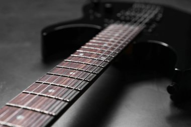 Siyah arkaplanda modern elektro gitar, yakın plan