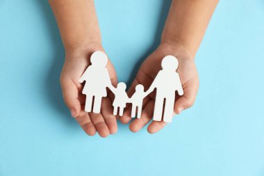 Açık mavi arka planda aile bireyi, üst görünüm