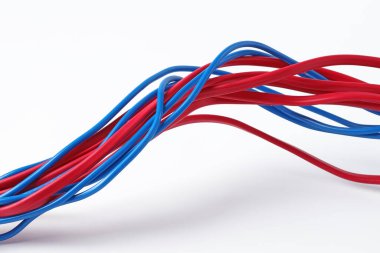 Birçok renkli elektrik kablosu beyaza izole edilmiş.