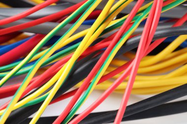 Arka plan olarak birçok renkli elektrik kablosu, yakın plan