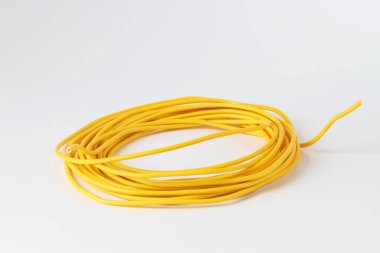 İzole edilmiş sarı elektrik kablosu beyaza izole edildi