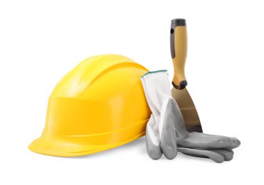 Koruyucu ekipman ve inşaat aracı beyazda izole edildi